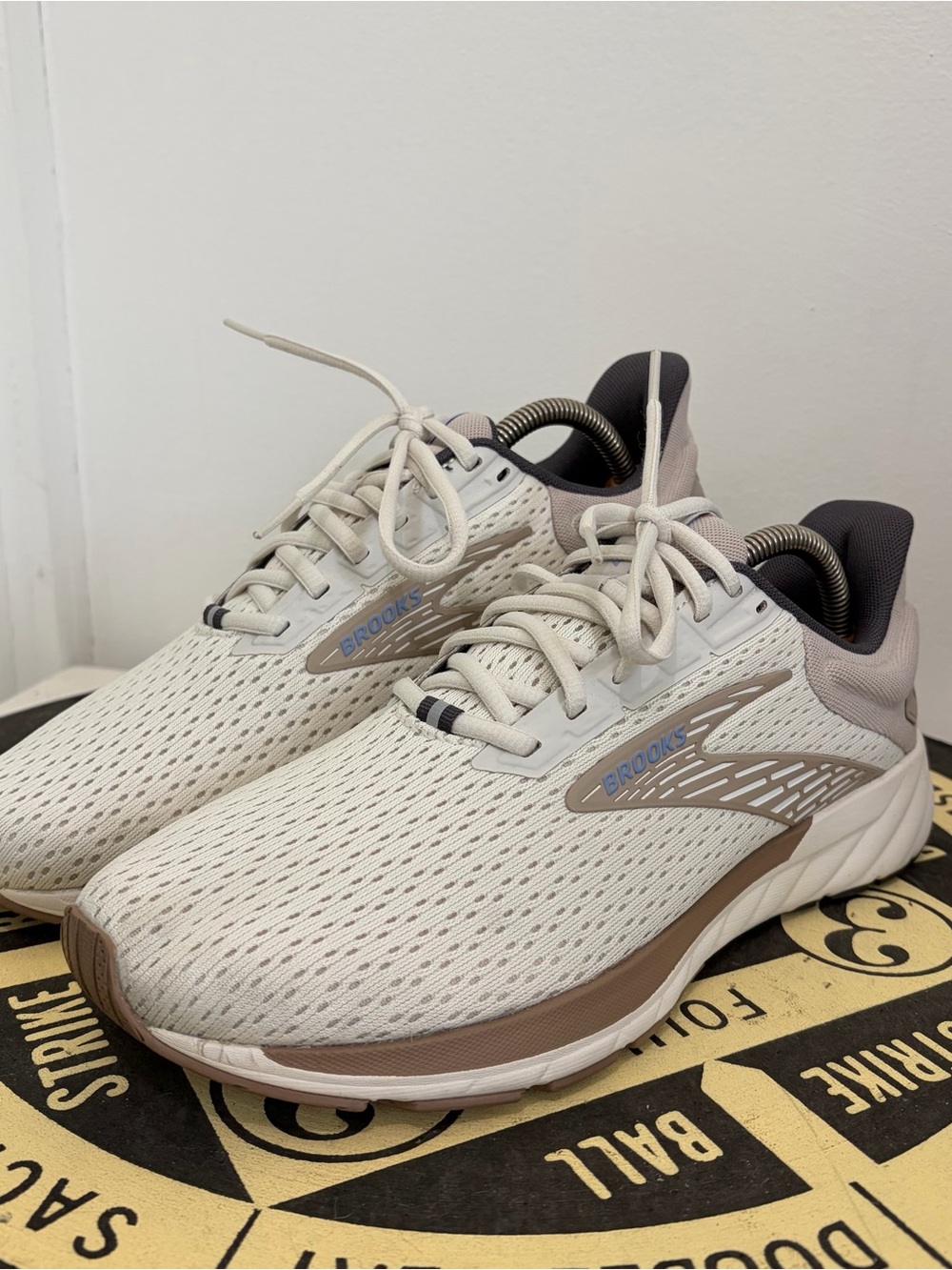 Brooks Anthem 6 Shoes Womens 10 B 1204031B131 Bone White Beige Running Sneakers